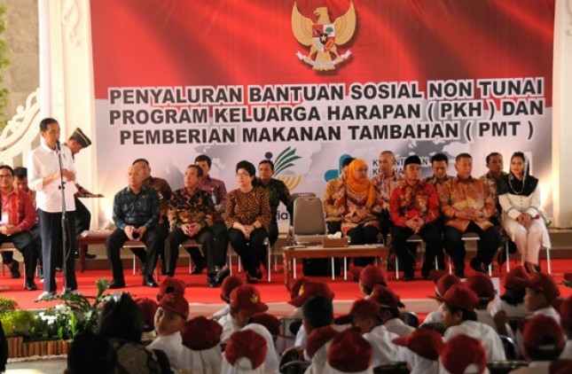 Presiden Jokowi saat menyerahkan kartu PKH dan Program Makanan Tambahan (PMT), di Pendopo Kabupaten, Ciamis, Jawa Barat, Sabtu (10/6). (Foto: Humas/Rahmat).