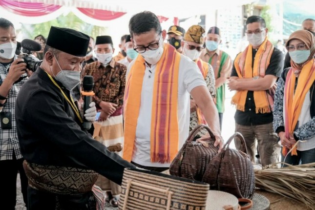 Menparekraf Sandiaga Uno saat mengunjungi Pusuk Pass Sembalun di Lombok Timur, Jumat (7/5/2021). 