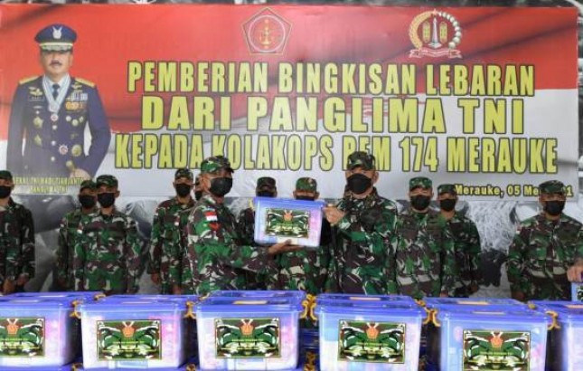 Danrem Merauke Serahkan Bingkisan Panglima TNI Kepada Prajurit Kolakops Korem 174 