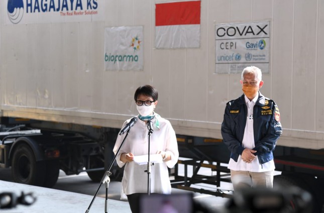 Menlu Retno Marsudi memberikan keterangan pers menyambut kedatangan vaksin 1,39 juta dosis vaksin jadi AstraZeneca, di Bandar Udara Soekarno Hatta, Tangerang, Banten, Sabtu (08/05/2021) pagi. (Foto: BPMI Setpres/Lukas)