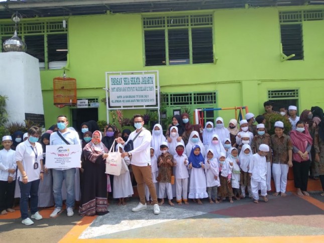 Aprobi membagikan Paket Lebaran kepada Yayasan Seia Sekata, Klender, Jakarta Timur