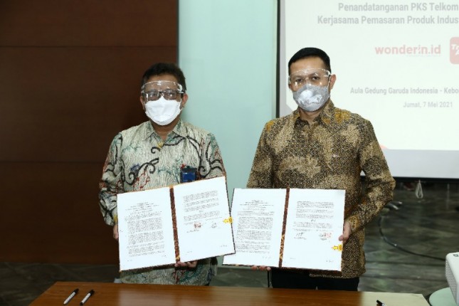 Direktur Digital Business Telkom M. Fajrin Rasyid (kanan) menyerahkan cindera mata kepada Direktur Teknik Garuda Indonesia Rahmat Hanafi 