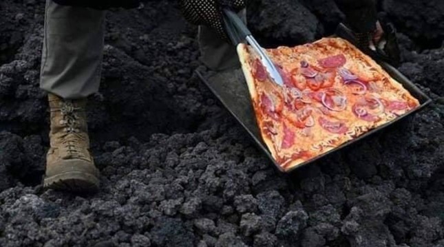 David Garcia Memasak Pizza Pacaya di Atas Aliran Lava Panas Letusan Gunung Pacaya, Guatemala (Twitter/RenVolcanoman)