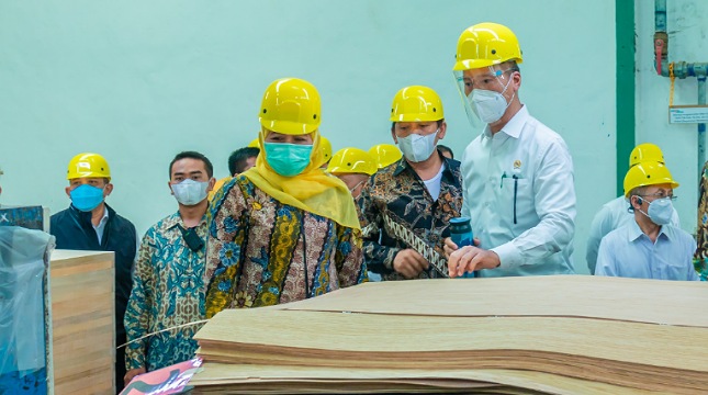 Menteri Perindustrian (Menperin) Agus Gumiwang Kartasasmita (kanan) bersama Khofifah Indar Parawansa (kiri) melakukan kunjungan ke tempat proses produksi pabrik pintu PT. Woodone Integra Indonesia