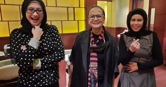 Dessy Ratnasari, Christine Hakim dan Nia Rahmania usai Nobar Film Tjoet Nya Dhien di Plaza Senayan XXI, jumat malam