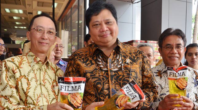 Menteri Perindustrian Airlangga Hartarto didampingi Dirjen Industri Agro Kemenperin Panggah Susanto dan Direktur PT. Smart Tbk. Harry Hanawi