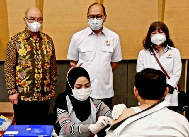 Ketua Umum Kadin Indonesia, Rosan P. Roeslani meninjau vaksinasi