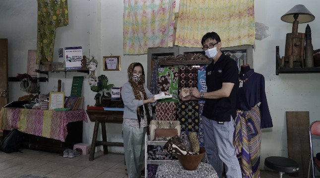 Pemilik Batik Puri Ambary, Ambar Lulis (kiri) bersama Tim Rumah BUMN Telkom, Landung memamerkan produk masker bermotif Batik Depok