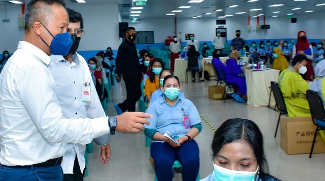 Menteri Perindustrian Agus Gumiwang Kartasasmita melakukan peninjauan pelaksanaan vaksinasi Gotong Royong di Batam, khususnya di dua perusahaan elektronik, yakni PT Philips Industries Batam (Philips) dan PT Sat Nusapersada Tbk. (Satnusa)