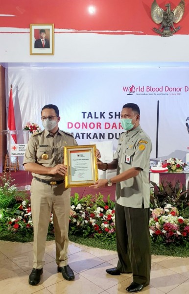 Gubernur DKI Jakarta Anies Baswedan menyerahkan penghargaan ke Kementan