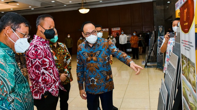 Menteri Perindustrian Agus Gumiwang Kartasasmita bersama Ketua Umum Asaki Edy Suyanto 