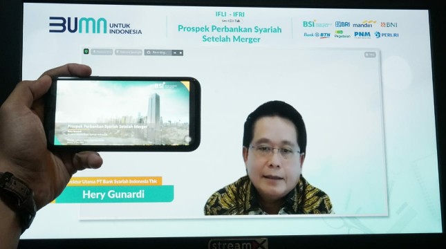 Direktur Utama Bank Syariah Indonesia, Hery Gunardi saat menyampaikan pemaparan “Prospek Perbankan Syariah Setelah Merger” dalam sesi CEO Talk secara daring