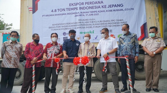 Seremoni pelepasan ekspor perdana tempe Azaki ke Jepang di Bogor. 