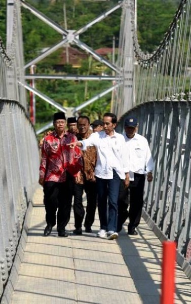 Jembatan Gantung Soropadan, dan Rumah Susun Sewa Parakan Wetan, di Desa Kauman, Kabupaten Temanggung, Sabtu (17/6). (Foto: Humas/Rahmat)