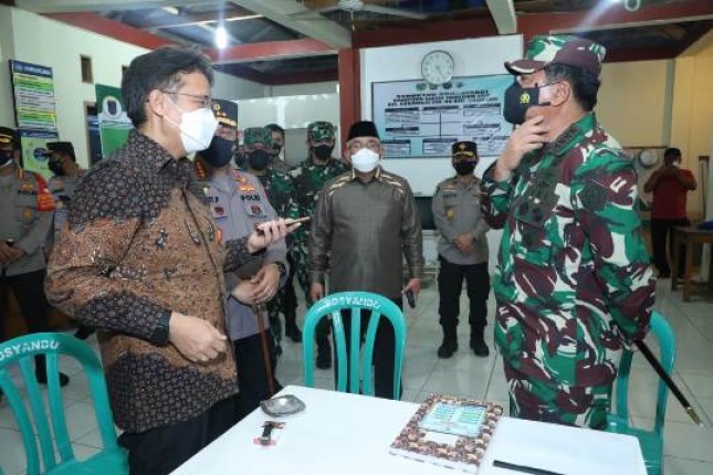 Panglima TNI Marsekal TNI Hadi Tjahjanto, S.I.P., bersama Menteri Kesehatan Ir. Budi Gunadi Sadikin, CHFC, CLU