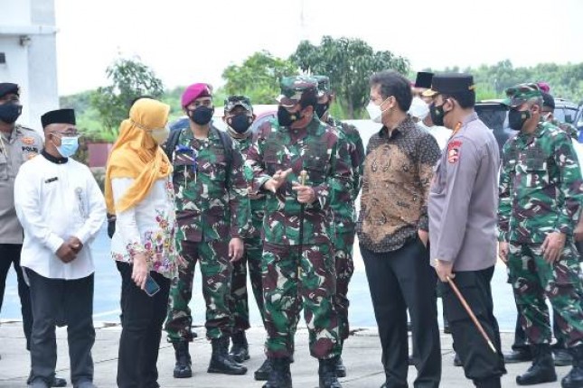 Panglima TNI Marsekal TNI Hadi Tjahjanto, S.I.P., bersama Menteri Kesehatan Ir. Budi Gunadi Sadikin, CHFC, CLU