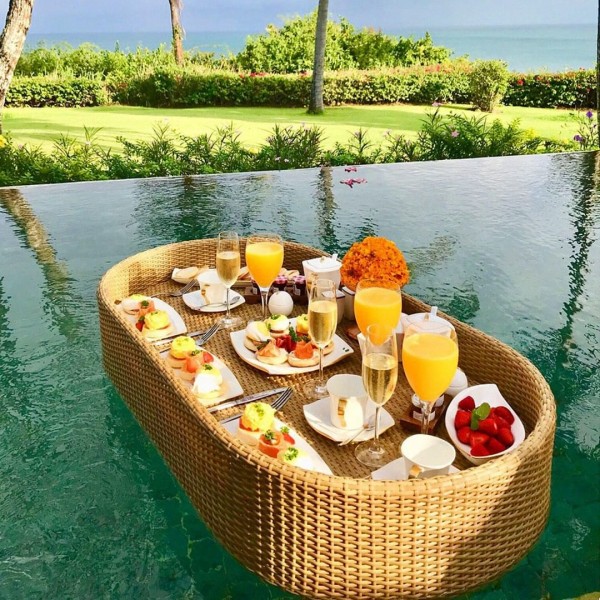 Floating Breakfast di AYANA Resort and Spa, Bali (Dok: Instagram/ayanaresort)