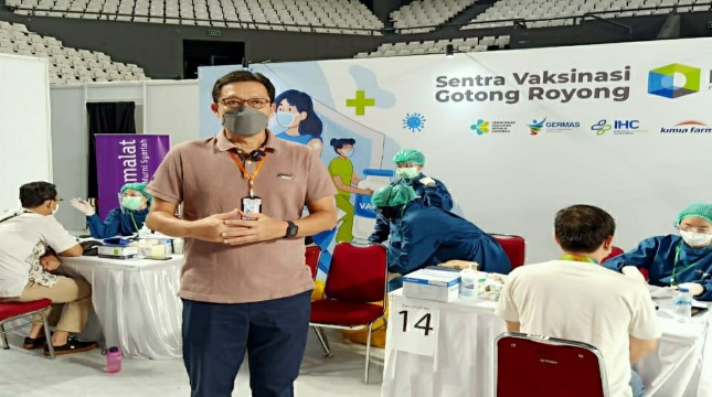 CEO Bank Muamalat Achmad K. Permana ikut hadir di lokasi vaksinasi gotong royong pekerja perbankan di Tennis Indoor, Senayan Jakarta