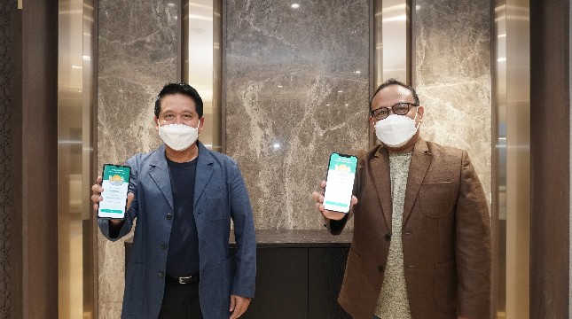 Direktur Utama Bank Syariah Indonesia, Hery Gunardi (kiri) bersama Direktur Information Technology Bank Syariah Indonesia, Achmad Syafii (kanan) saat menunjukkan aplikasi BSI Mobile 