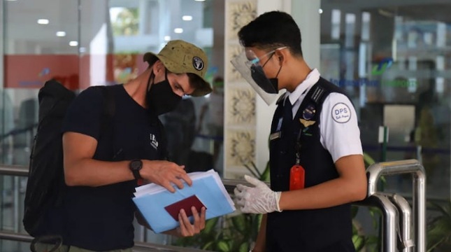 Petugas Bandara memeriksa kelengkapan dokumen calon penumpang