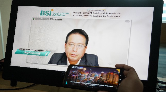 Direktur Utama Bank Syariah Indonesia, Hery Gunardi saat konferensi pers secara daring mengenai Roll-out Integrasi Sistem Layanan dan Migrasi Rekening wilayah Regional Jakarta, Bandung, Surabaya dan Banjarmasin. 