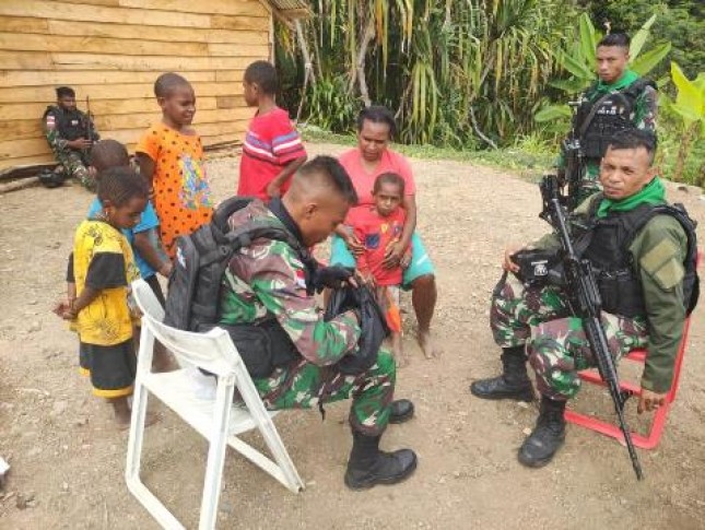 Prajurit TNI Papua dan anak-anak