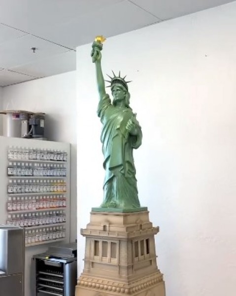 Patung Liberty Terbuat Dari Cokelat dibuat Oleh Koki Pembuat Kue Amaury Guichon (Instagram/@amauryguichon)