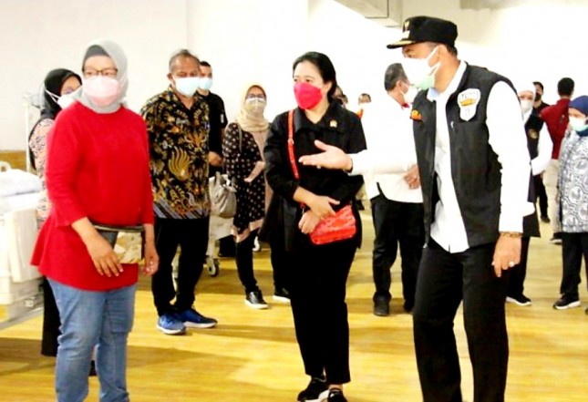 Ketua DPR RI Dr. (HC) Puan Maharani meninjau Rumah Sakit Darurat Lapangan Tembak Kedung Cowek, di Surabaya, Jawa Timur,