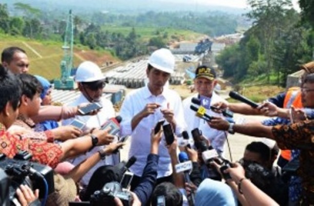 Presiden Jokowi saat menjawab pertanyaan wartawan usai Peninjauan Ruas Tol Bocimi Seksi I Ciawi-Cigombong, Cigombong, Kabupaten Bogor (21/6). (Foto: Humas/Jay)