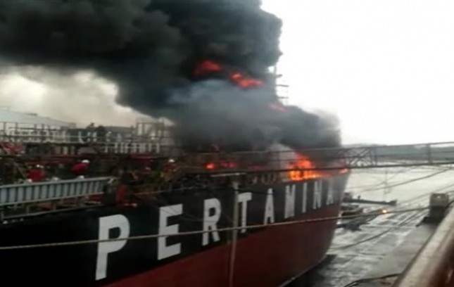 Kapal tanker MT Ketaling milik PT Pertamina yang tengah berlabuh di kawasan PT MOS Karimun, Kepulauan Riau, terbakar. (Foto iNews)
