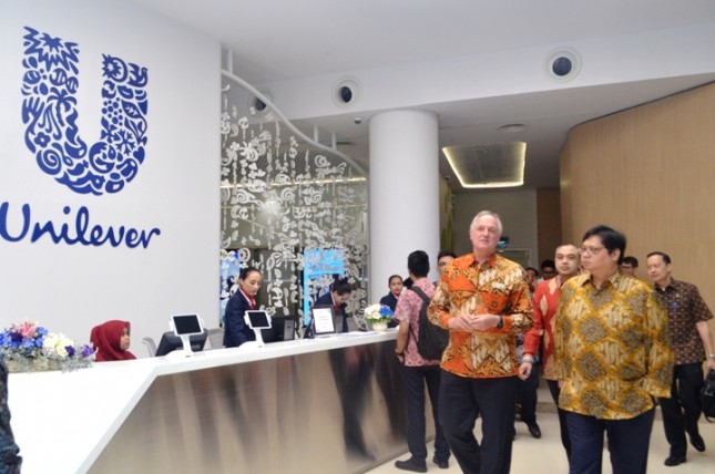 Menteri Perindustrian Airlangga Hartarto berbincang dengan CEO Unilever Global Paul Polman 