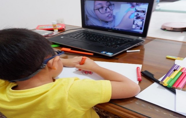 Seorang siswa belajar secara online 