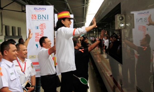 Menteri BUMN, Rini Soemarno dan Direktur Utama BNI, Achmad Baiquni melepas nasabah BNI mudik menggunakan Kereta Premium dari Stasiun Pasar Senin. Dalam rangka Digital Mudik (Digimudik) BNI akan memberangkatkan 5.752 orang menggunakan Pesawat, Kereta 