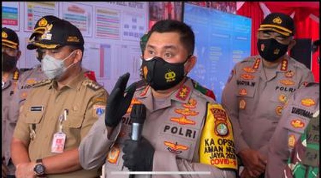 Kapolda Metro Jaya Bagikan 10 Ribu Paket Rendang untuk Warga dan Pasien Isoman
