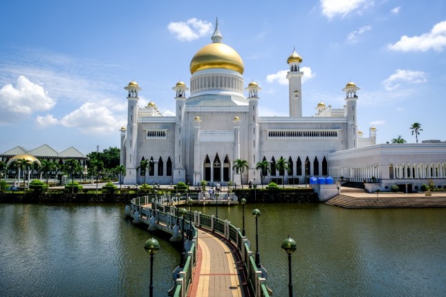 Masjid Sultan Omar Ali Saifuddin, Brunei Darussalam (theworldtravelguy.com)