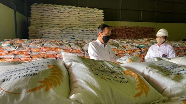 Foto 2: Presiden Joko Widodo didampingi Direktur Utama Bulog Budi Waseso meninjau Kompleks Pergudangan Bulog di Kelapa Gading, Jakarta Utara, pada Rabu, 21 Juli 2021. Foto: BPMI Setpres