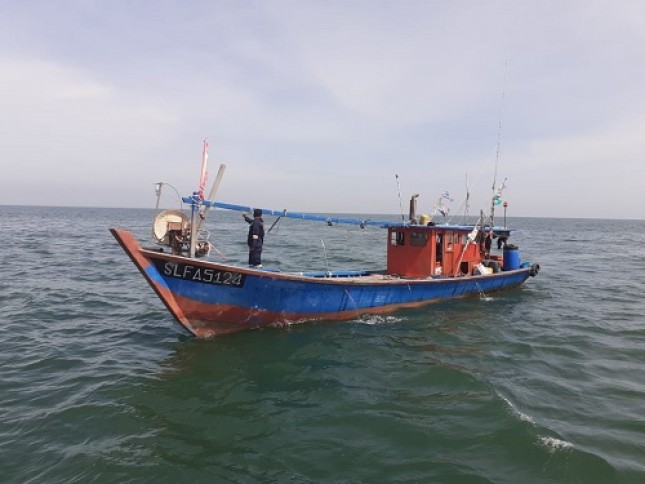Diwarnai Manuver Berbahaya, KKP Berhasil Lumpuhkan Dua Kapal Trawl Asal Malaysia 