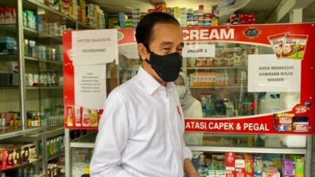  Presiden Joko Widodo mengunjungi salah satu apotek di Kota Bogor pada Jumat, 23 Juli 2021, untuk mengecek ketersediaan obat-obatan dan vitamin bagi penanganan Covid-19. Foto: BPMI Setpres