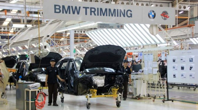 Pekerja Sedang Merakit BMW Seri 7 di Indonesia 