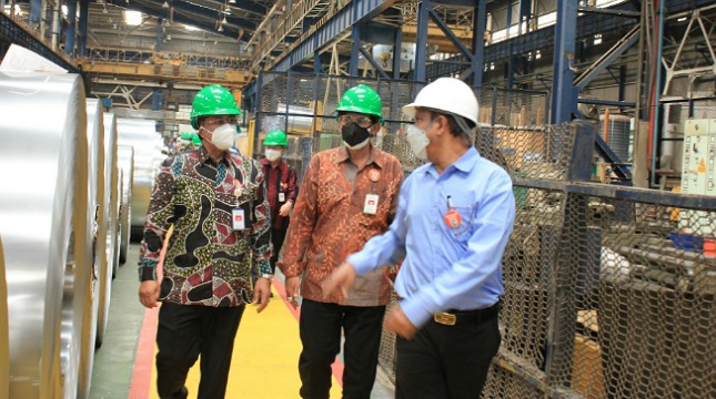 Direktur Jenderal Industri Logam, Mesin, Alat Transportasi, dan Elektronika (ILMATE) Kemenperin, Taufiek Bawazier saat mengunjungi perusahaan baja PT. AM/NS Indonesia di Kawasan MM2100