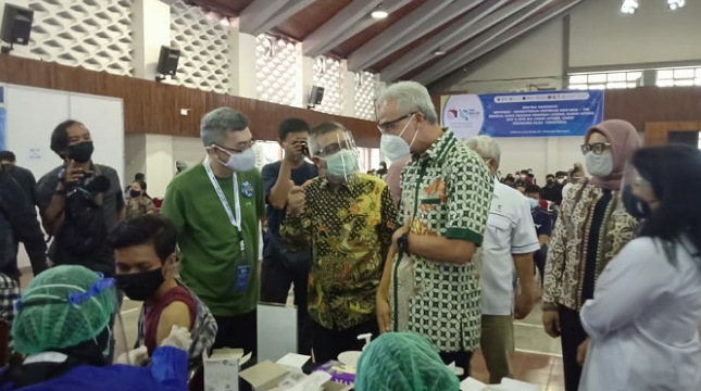 Deputi Bidang UKM Kementerian Koperasi dan UKM Hanung Harimba Rachman saat mendampingi Gubernur Jawa Tengah Ganjar Pranowo saat kunjungannya ke sentra vaksinasi di Semarang