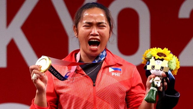 Peraih medali emas Hidilyn Diaz dari Filipina (Foto Reuters)