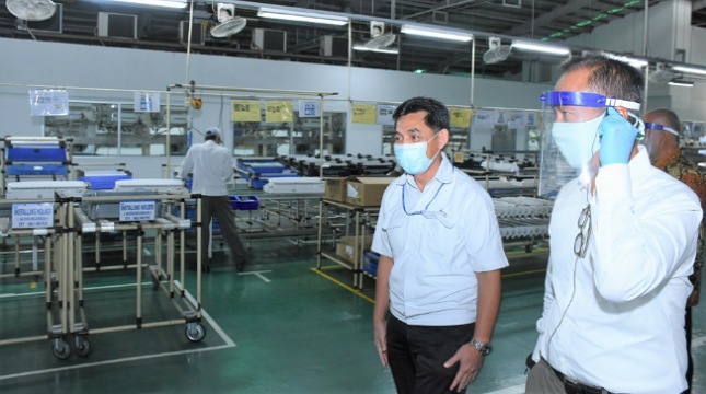 Menteri Perindustrian Agus Gumiwang Kartasasmita (kanan) saat meninjau proses produksi di PT. Panasonic Manufacturing Indonesia