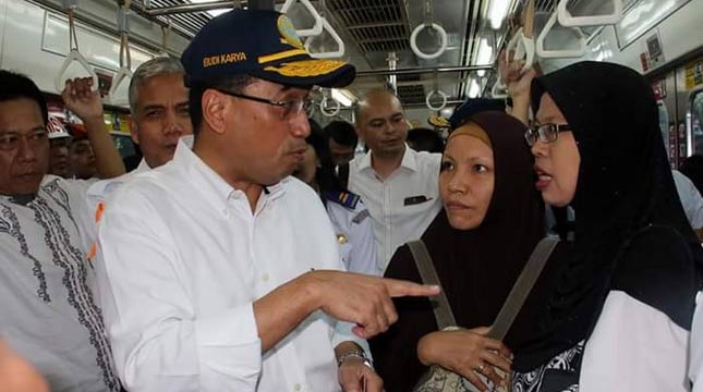 Menteri Perhubungan, Budi Karya Sumadi saat mencoba transportasi KRL (ist)