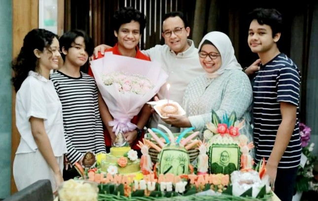 Gubernur Anies dan Keluarga