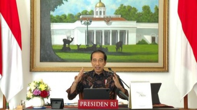 Presiden Joko Widodo memimpin rapat terbatas tentang evaluasi perkembangan dan tindak lanjut Pemberlakuan Pembatasan Kegiatan Masyarakat (PPKM) Level 4 melalui konferensi video dari Istana Kepresidenan Bogor, Jawa Barat, pada Sabtu, 7 Agustus 2021. Foto: BPMI Setpres