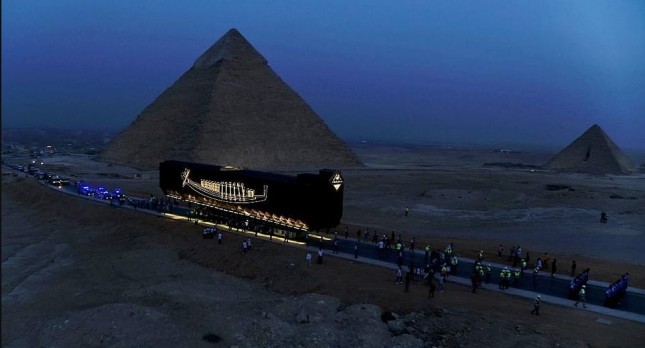 Kapal Surya Firaun Khufu dipindahkan menuju Museum Besar Mesir (GEM).(Foto: Egyptian Ministry of Antiquities)