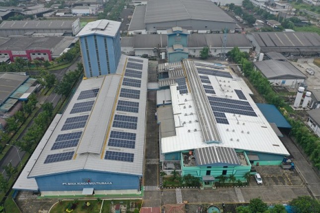 Penggunaan panel surya bagi pelaku industri seperti pabrik pengolahan baja PT Saranacentral Bajatama (SCB) dan PT Bina Niaga Multiusaha (BNM) dinilai mampu menekan biaya listrik dan ramah lingkungan