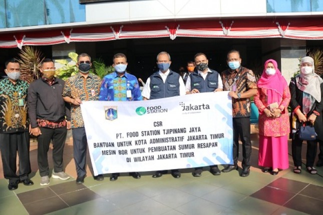 Peduli Pencegahan Banjir, Food Station Salurkan 3 Unit Mesin Bor ke Wali Kota Jakarta Timur 