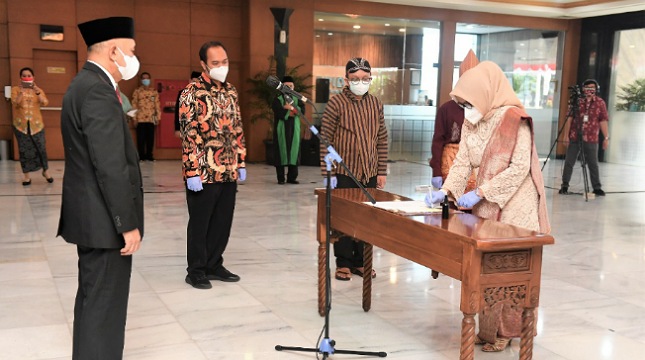 MenkopUKM Lantik Siti Azizah Sebagai Deputi Kewirausahaan…